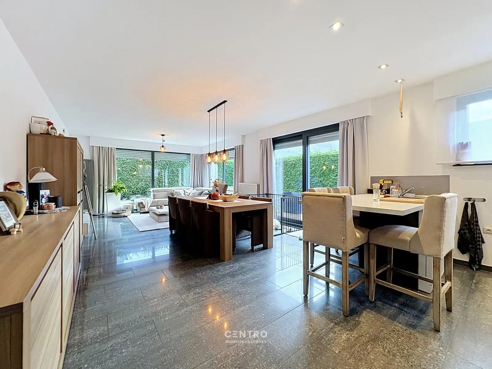 Instapklaar BEDRIJFSGEBOUW bestaande uit een MAGAZIJN (350m2) met geïntegreerde WONING (140m2) op ambachtelijke zone "De Leiteweg" te Oostkamp (Ruddervoorde). foto 4