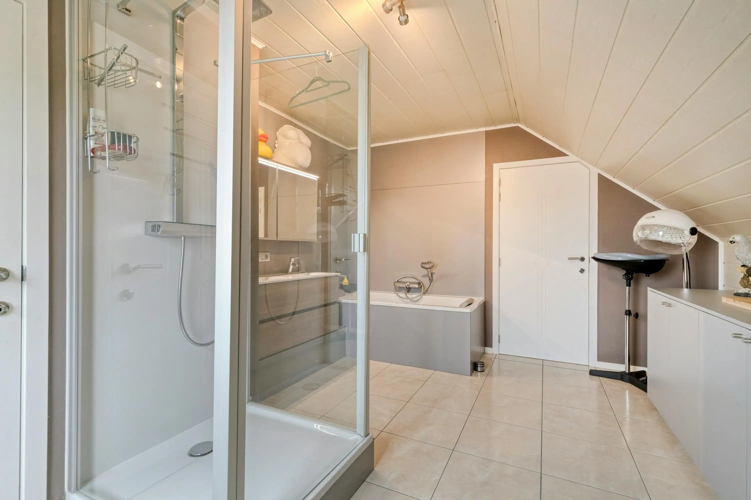 Huis met magazijn op een rustige locatie in Zwevezele foto 15
