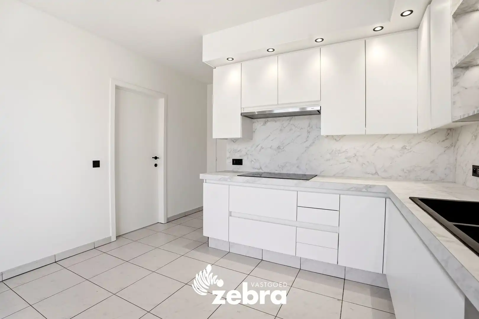 Zeer ruim appartement (137 m²) te koop met dubbele garage in het hartje van Tielt! foto 10
