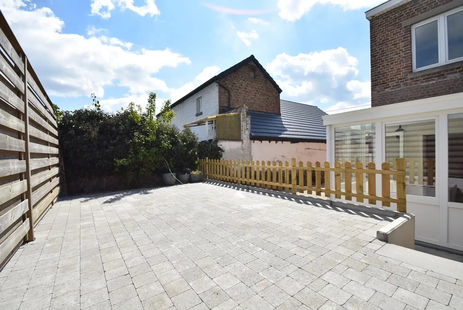 Fris en luchtig gerenoveerde woning met drie slaapkamers, terras, en garage, inbegrepen de stroom via zonnepalen.  foto 3