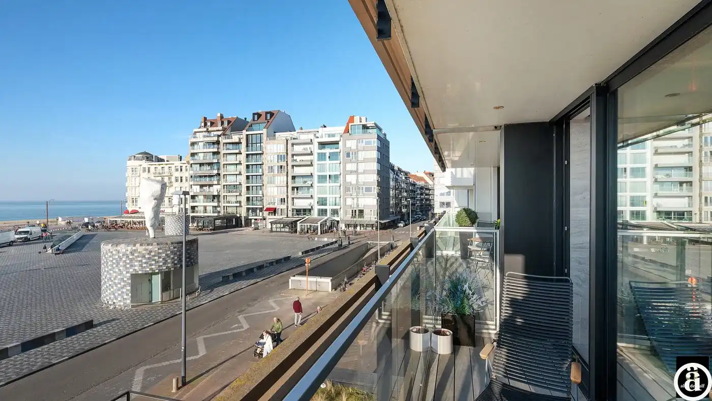 Exclusief appartement (243 m²) met 12,5 m gevelbreedte en zeezicht.  foto {{pictureIndex}}