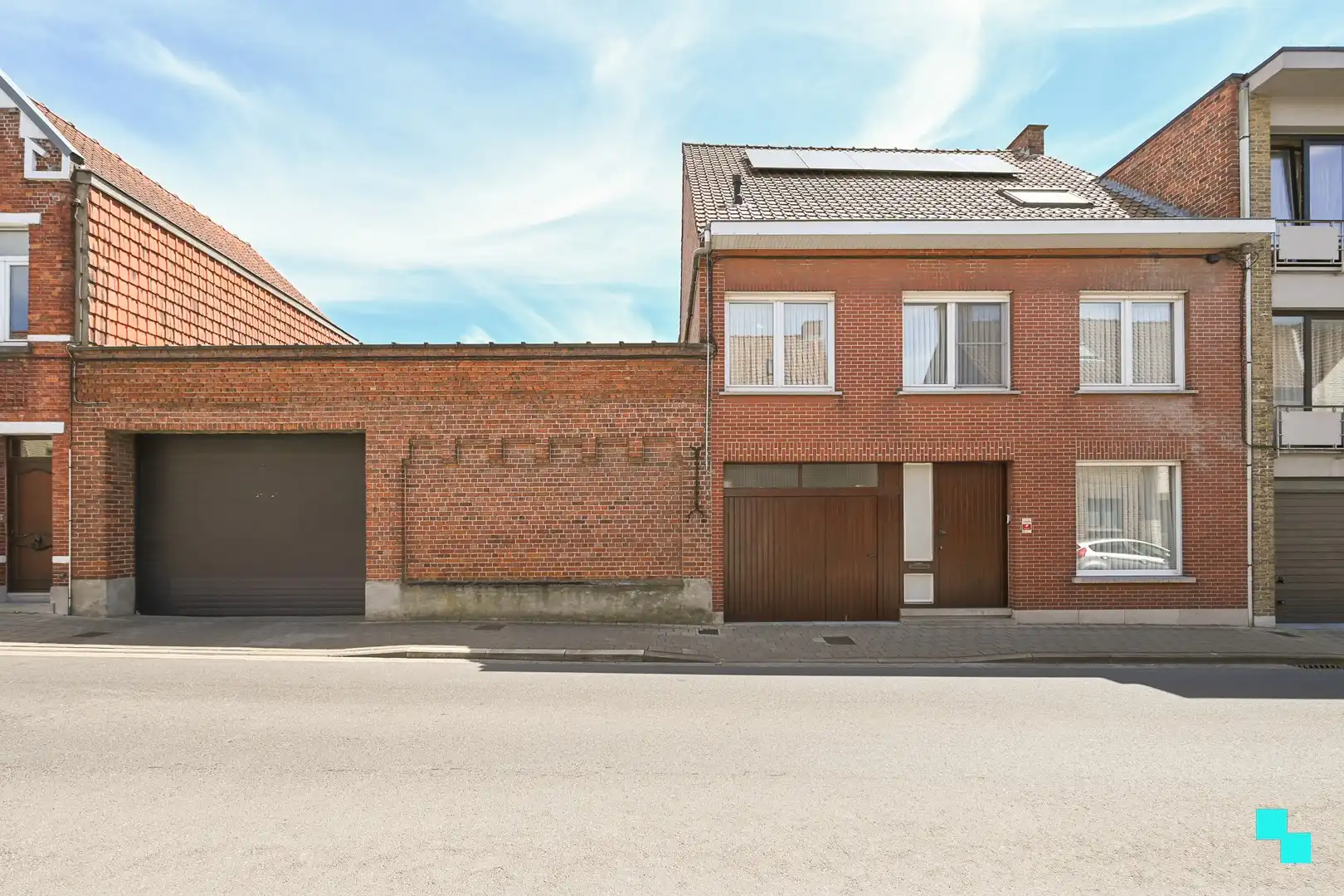 Zeer ruime woning met naastliggend interessant perceel te Izegem foto {{pictureIndex}}