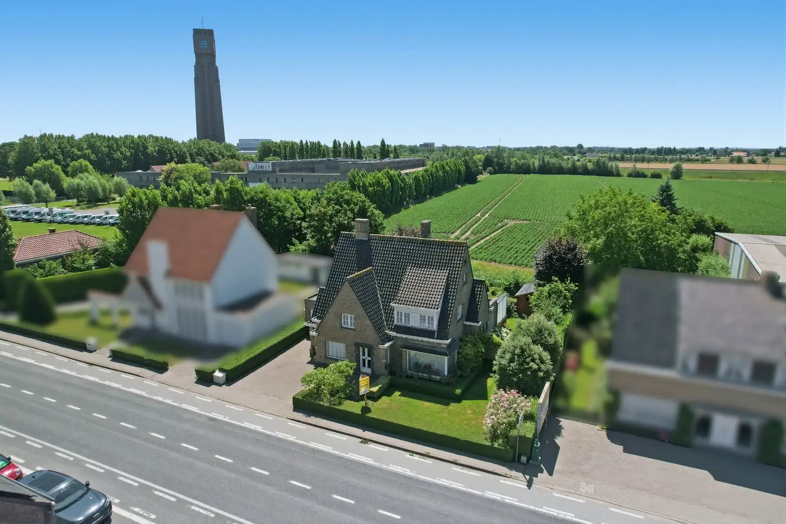 Hoofdfoto van de publicatie: Riante gezinswoning met uniek panoramisch uitzicht en eindeloos potentieel op 644 m².