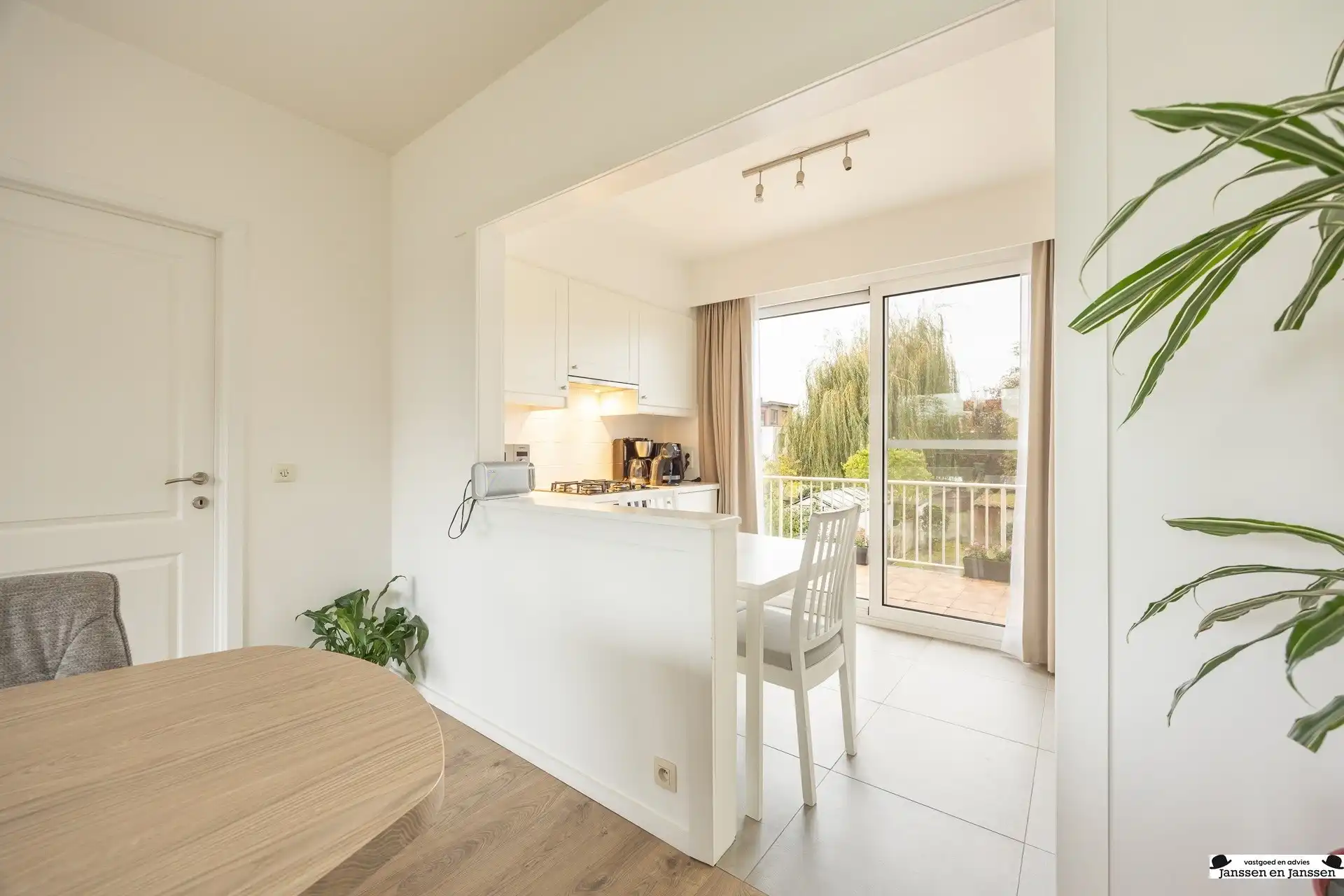 Instapklare bel-etagewoning met 3 slaapkamers, garage en zonnige tuin in Ekeren-Donk foto 8