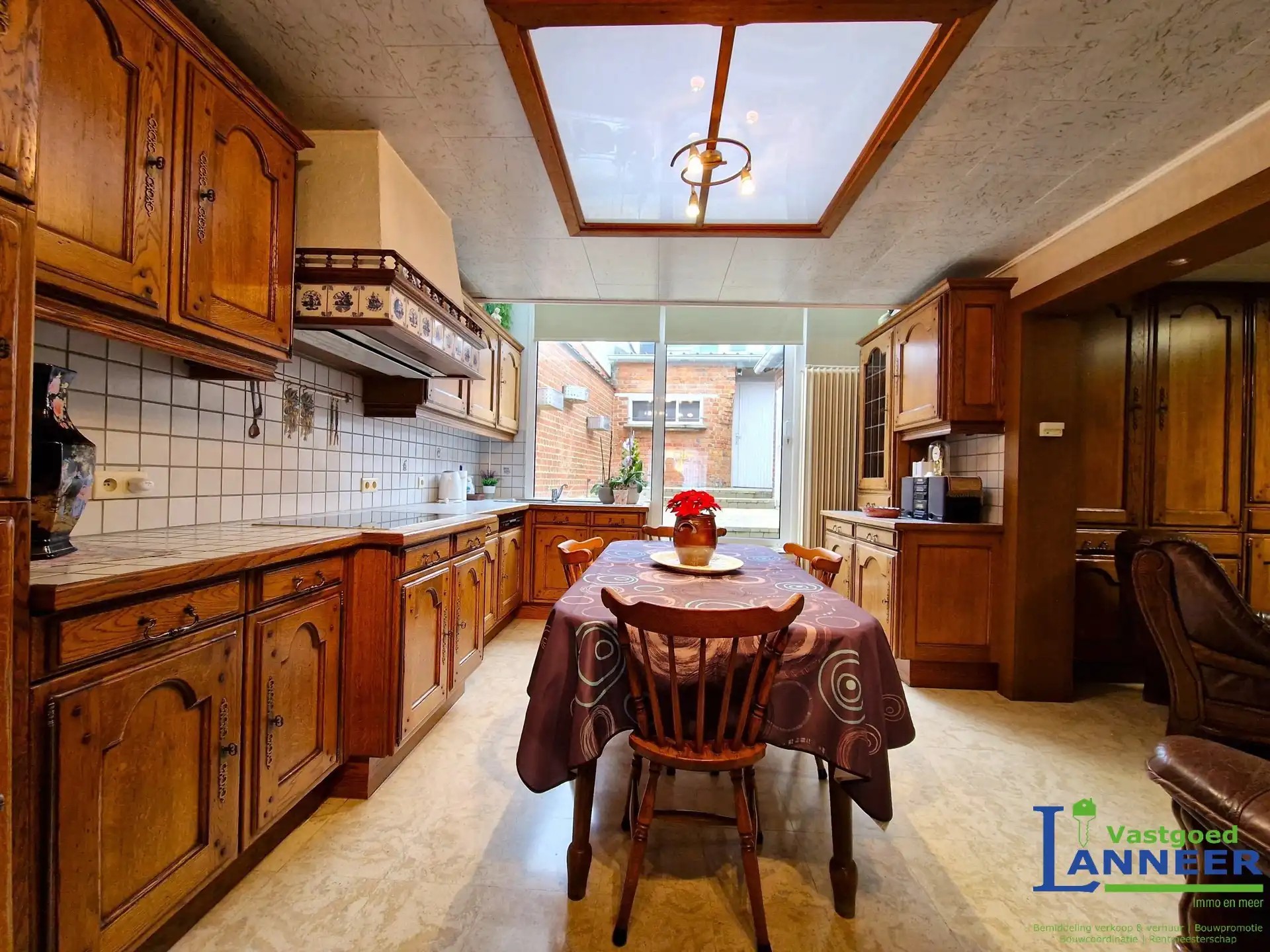 Woning met grote garage, 4 slpkmrs en diverse bijgebouwen foto 6