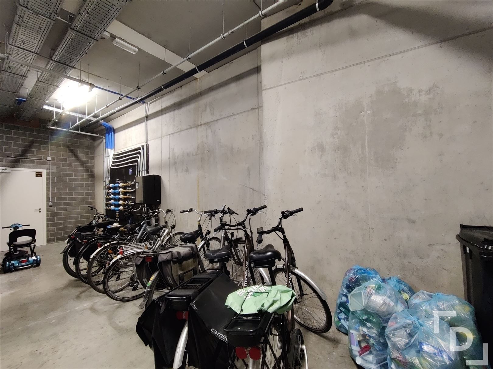 Appartement met ingebouwde kasten en parkeerplaats in Ieper. foto 16