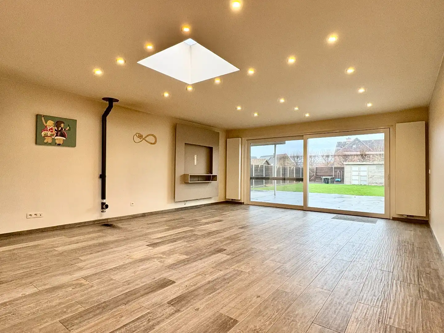 Totaal gerenoveerde woning met 305 m² bew. Opp., 4slks + gelijkvloerse kamer. foto 2