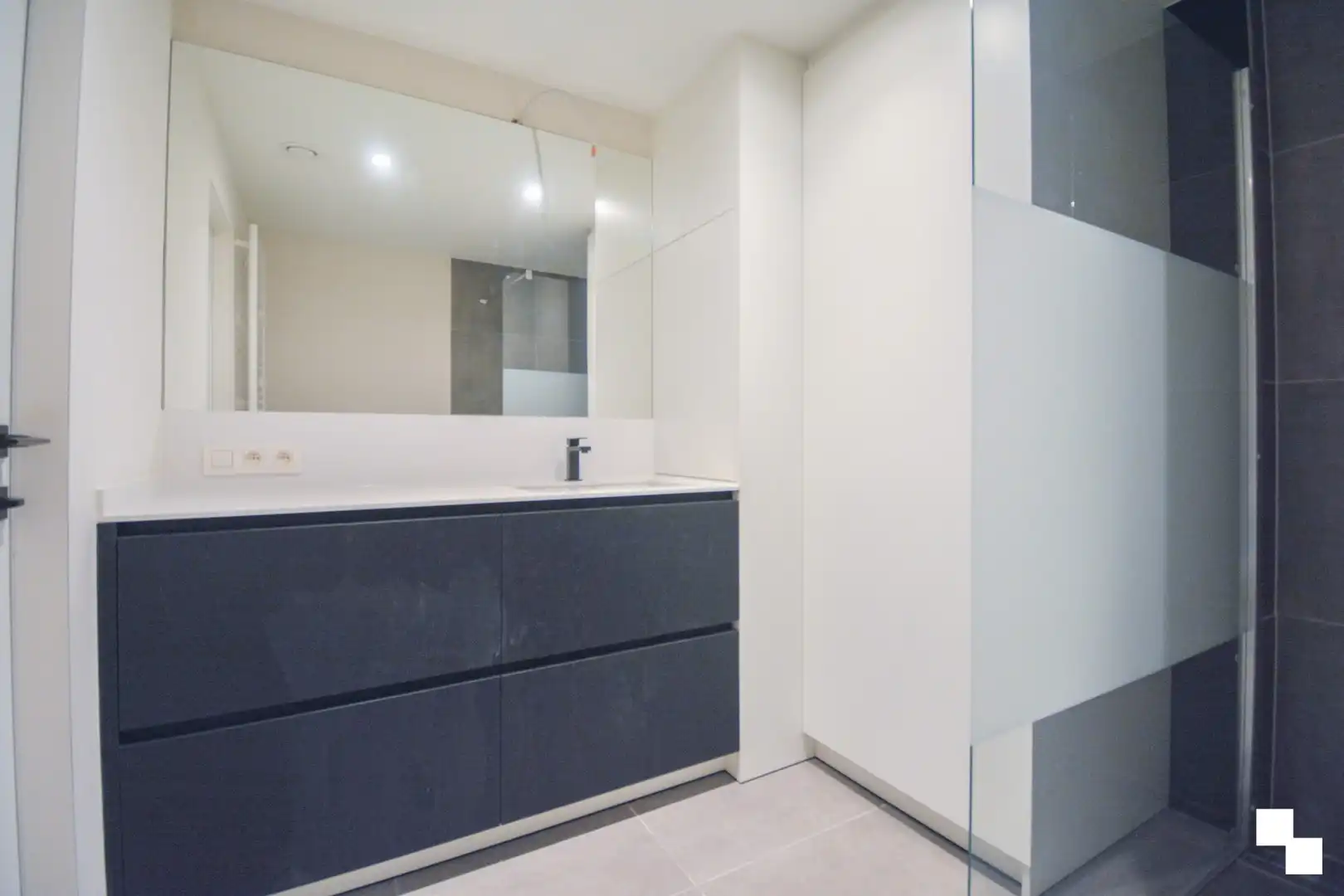 Tweeslaapkamer appartement met garage nabij het centrum van Izegem foto 23