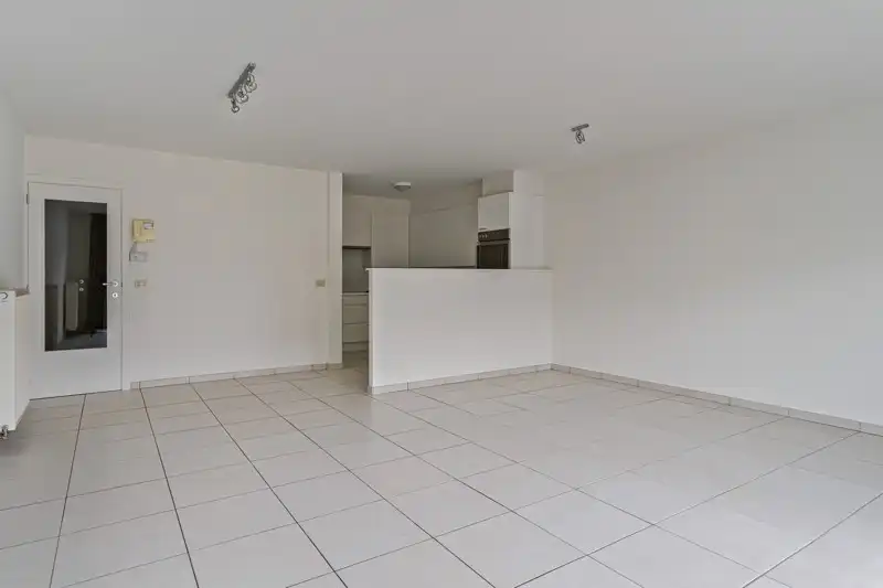 Ruim 2 slaapkamer appartement TE HUUR in residentie Den Hert in hartje Oostrozebeke! foto 6