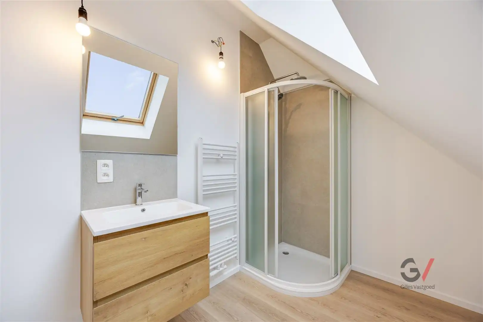 Gerenoveerde woning foto 28