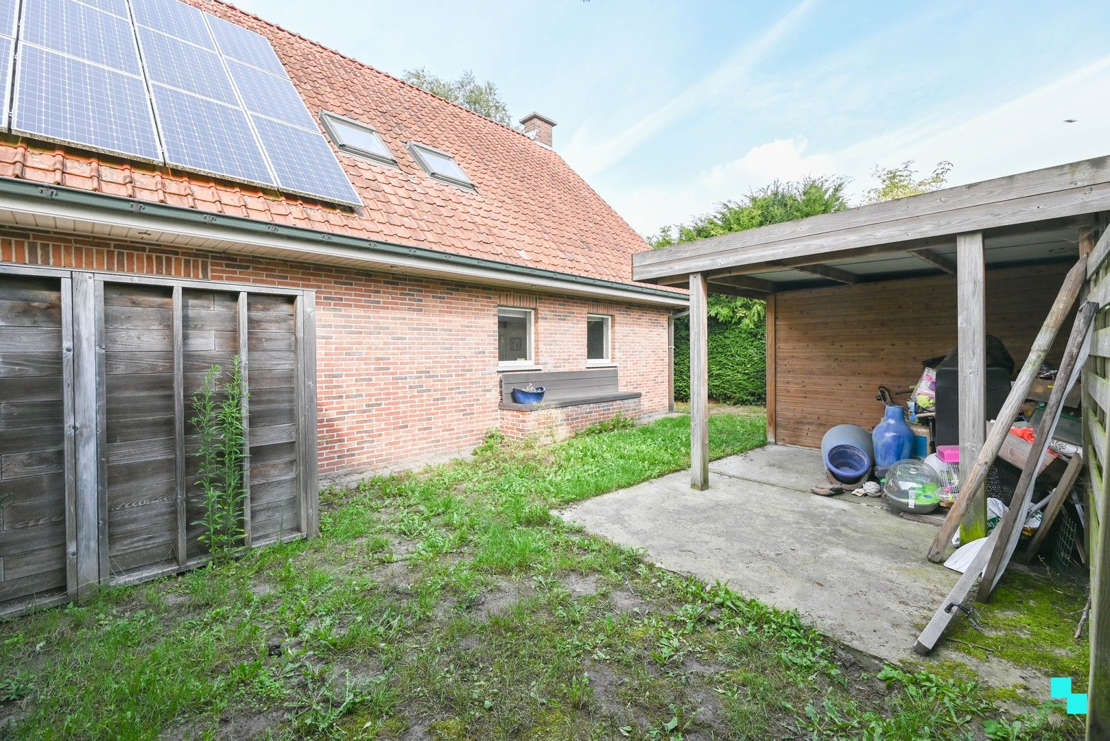Alleenstaande, te renoveren villa in residentiële buurt foto 25