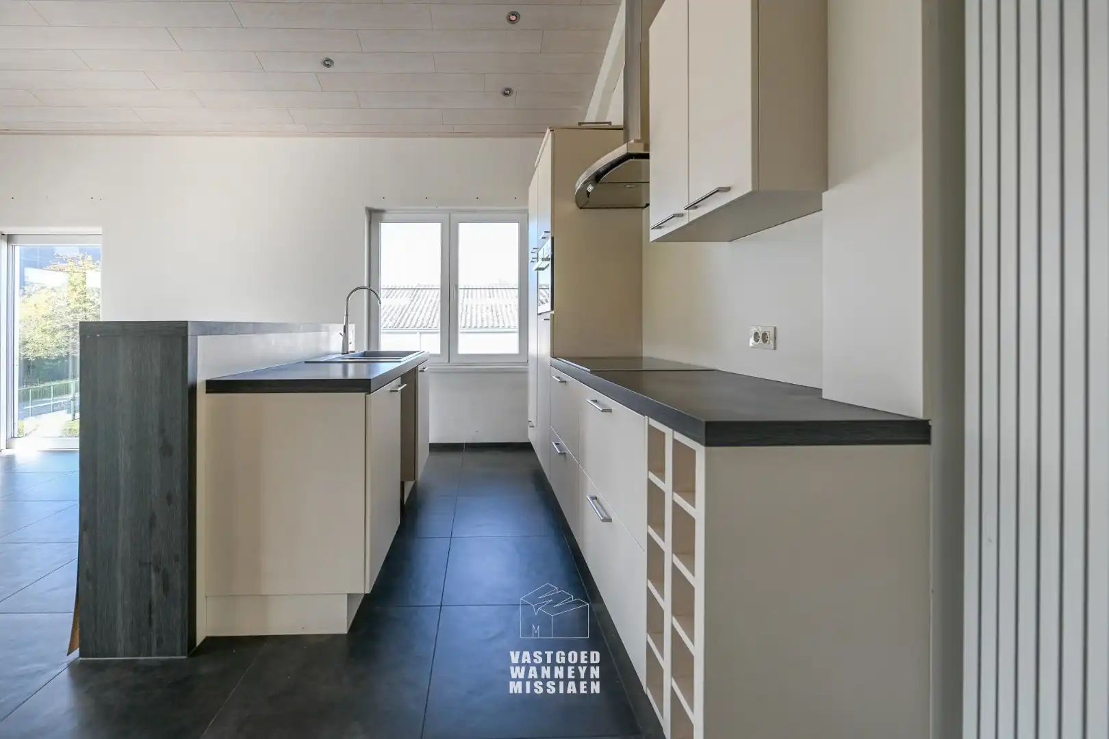 Loods met laadkade, geïntegreerd kantoor en conciërgewoning op 1124 m² foto 21
