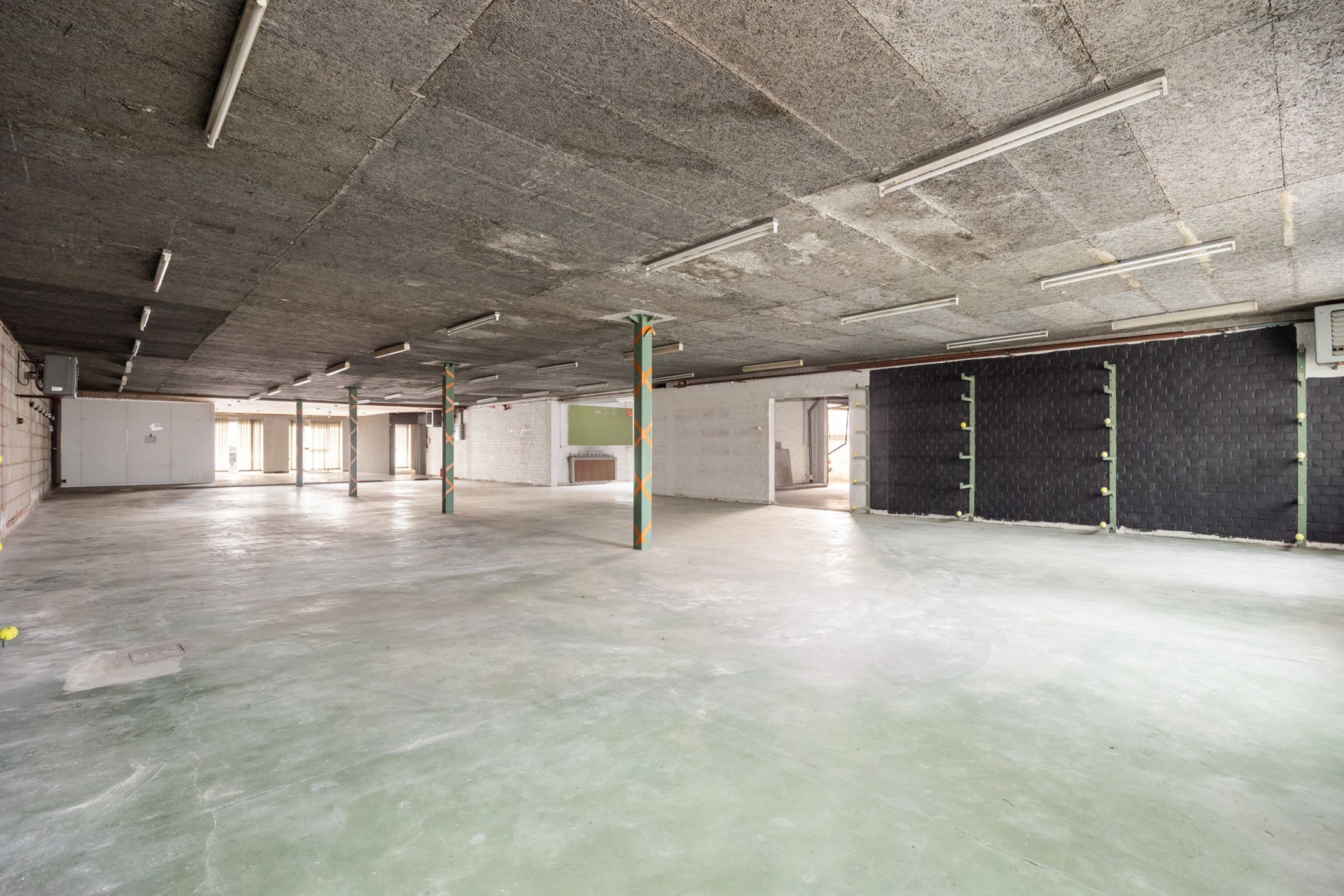 Uitzonderlijk groot gebouw met appartement en handelsruimte foto 18