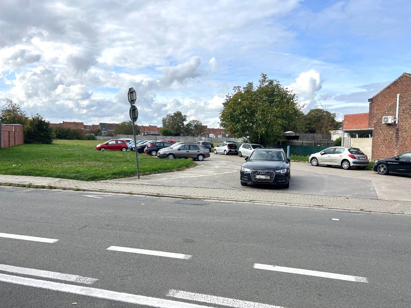 Ruime brede gezinswoning met garage te koop te Harelbeke! foto 28