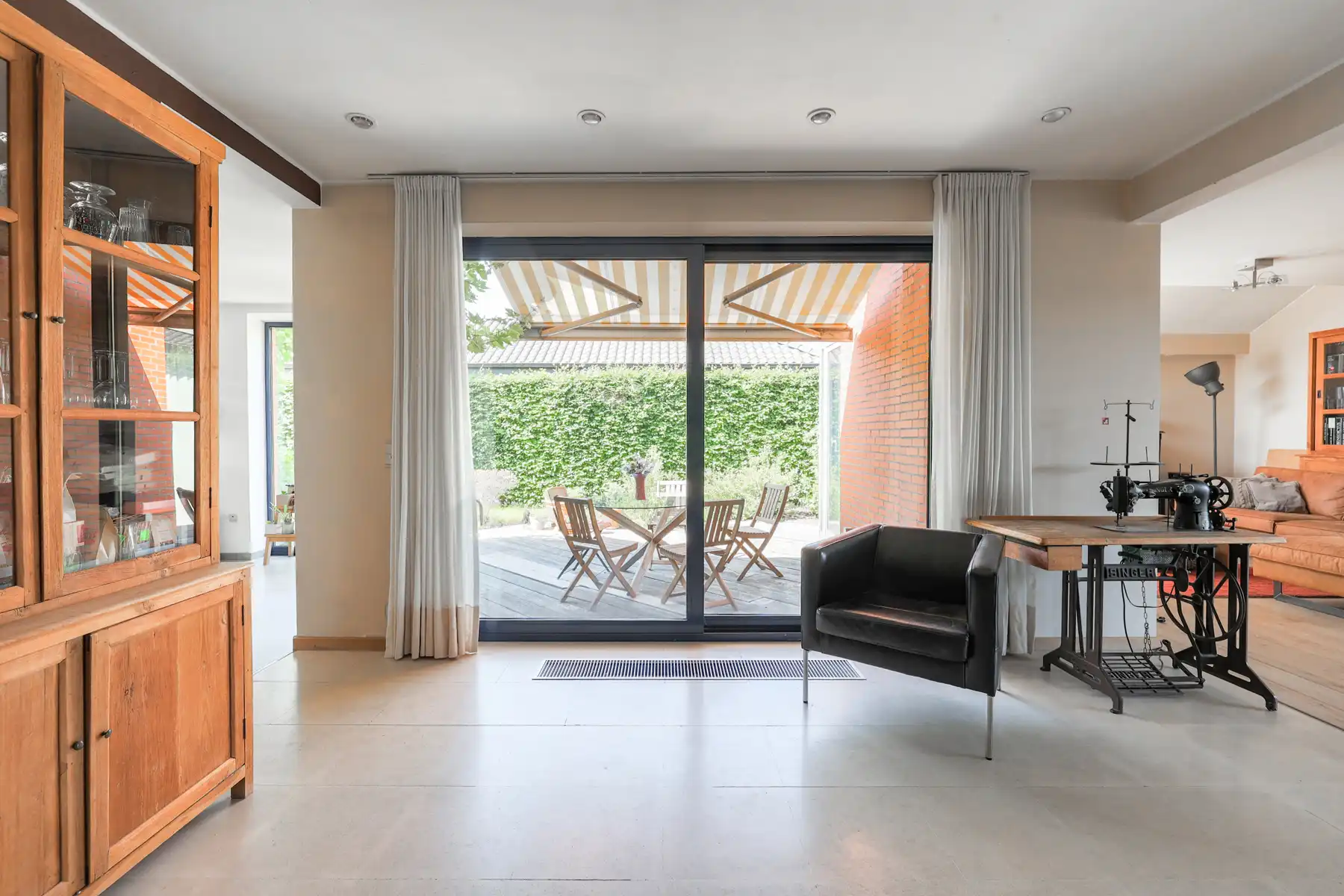 Vrijstaande woning op uniek perceel met zwembad foto 5