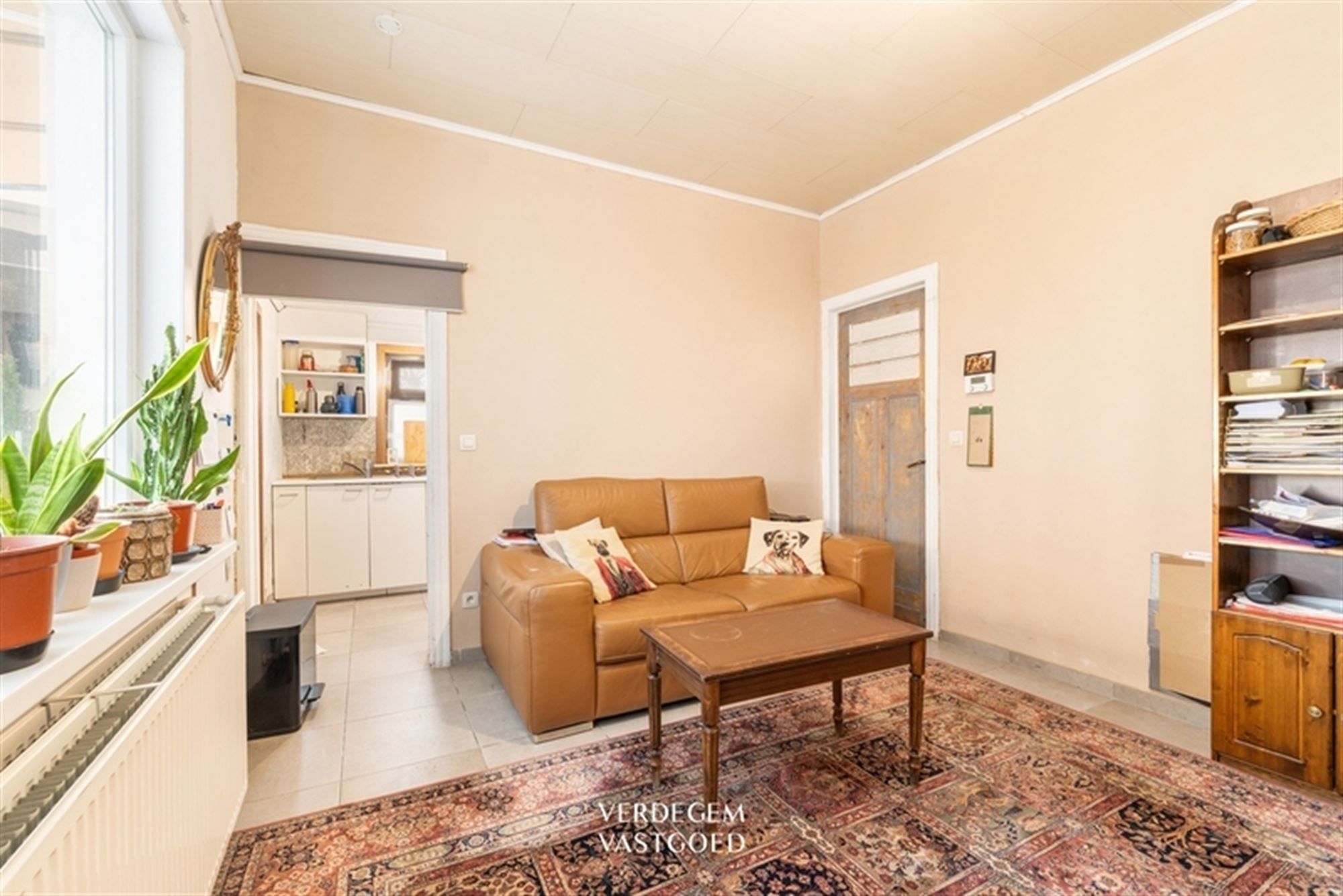 Centraal gelegen woning met 2 slaapkamers, garage en tuin foto 3