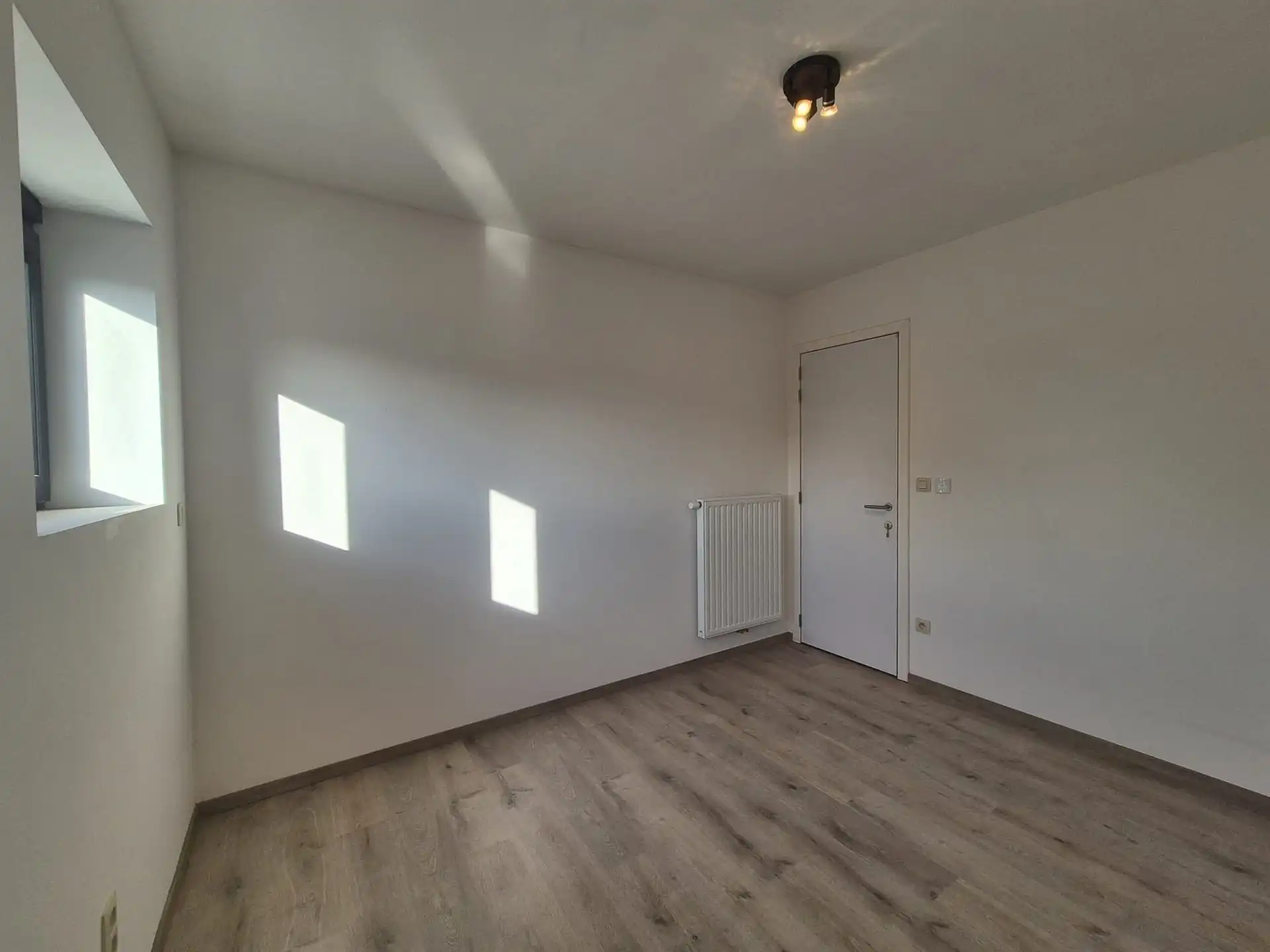 Ruime energiezuinige woning in rustige straat. foto 22