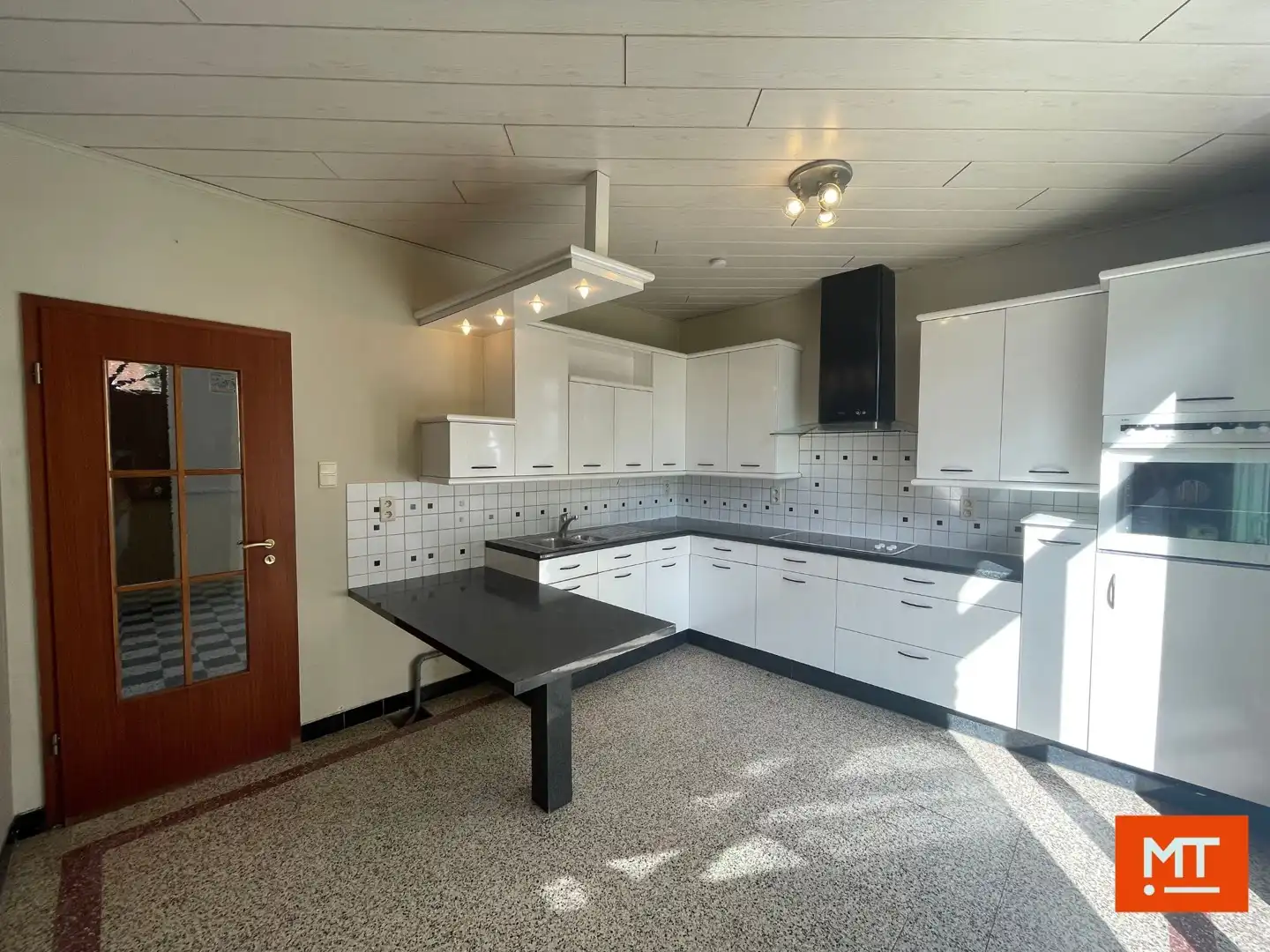 Alleenstaande woning te huur met 3 slaapkamers, 2 garages en tuin te Kruiseke foto 6