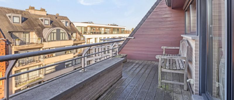 Roeselare-centrum. Lichtrijk 2-slaapkamerappartement in hartje Roeselare met vooraan en achteraan prachtige terrassen. Overal dichtbij en op 4 hoog gelegen ! foto 4