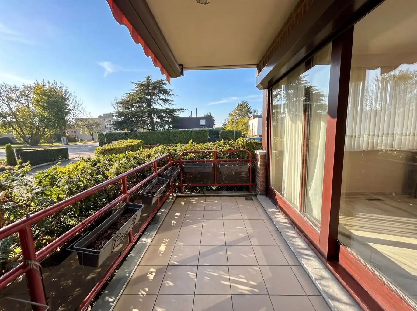 Zeer ruim gelijkvloers appartement voorzien van 2 (+1) slaapkamers, terrassen en afgesloten garagebox, gelegen nabij het centrum van Maaseik. foto 4