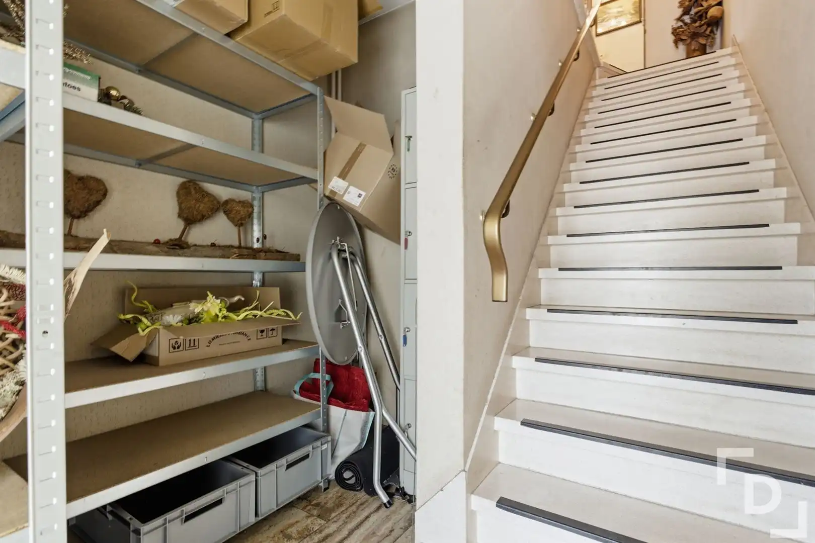 Ruim gebouw te koop met handelsruimte en appartement in Woumen. foto 19