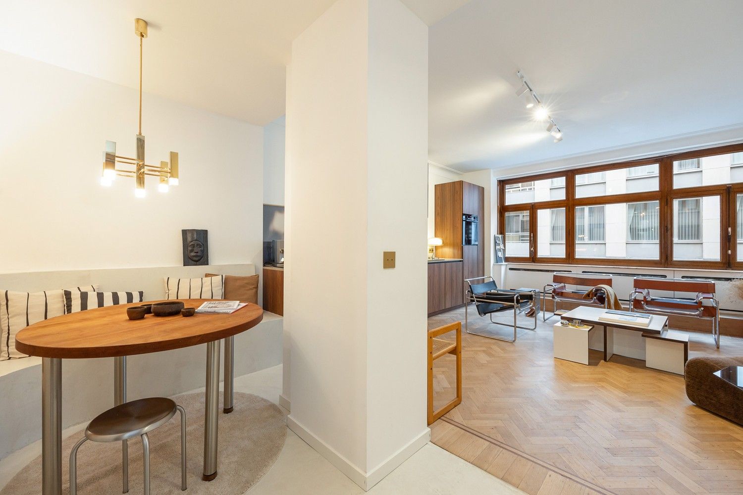 Instapklaar designappartement aan het Stadspark – tijdloze elegantie in hartje stad foto {{pictureIndex}}