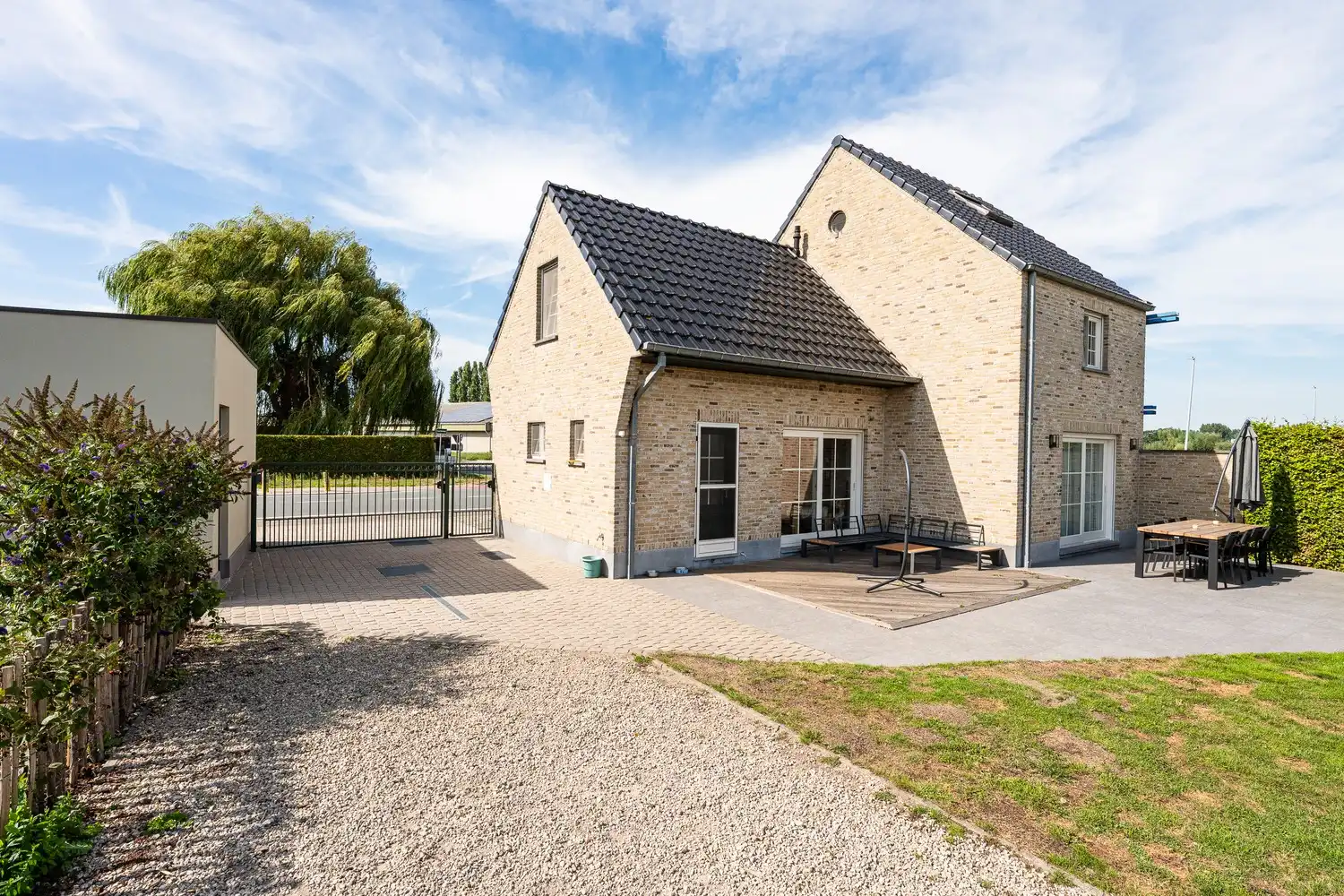 Halfopen woning met garage en ruime tuin foto 2