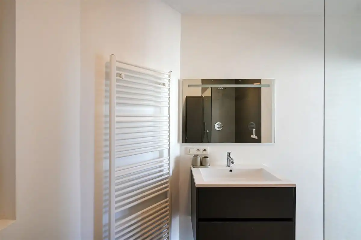 Superleuk appartement met ruime slaapkamer en apart bureel of dressing foto 14