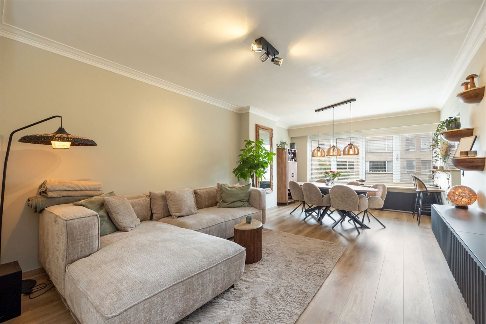 Gerenoveerd appartement (2024) met veranda foto {{pictureIndex}}