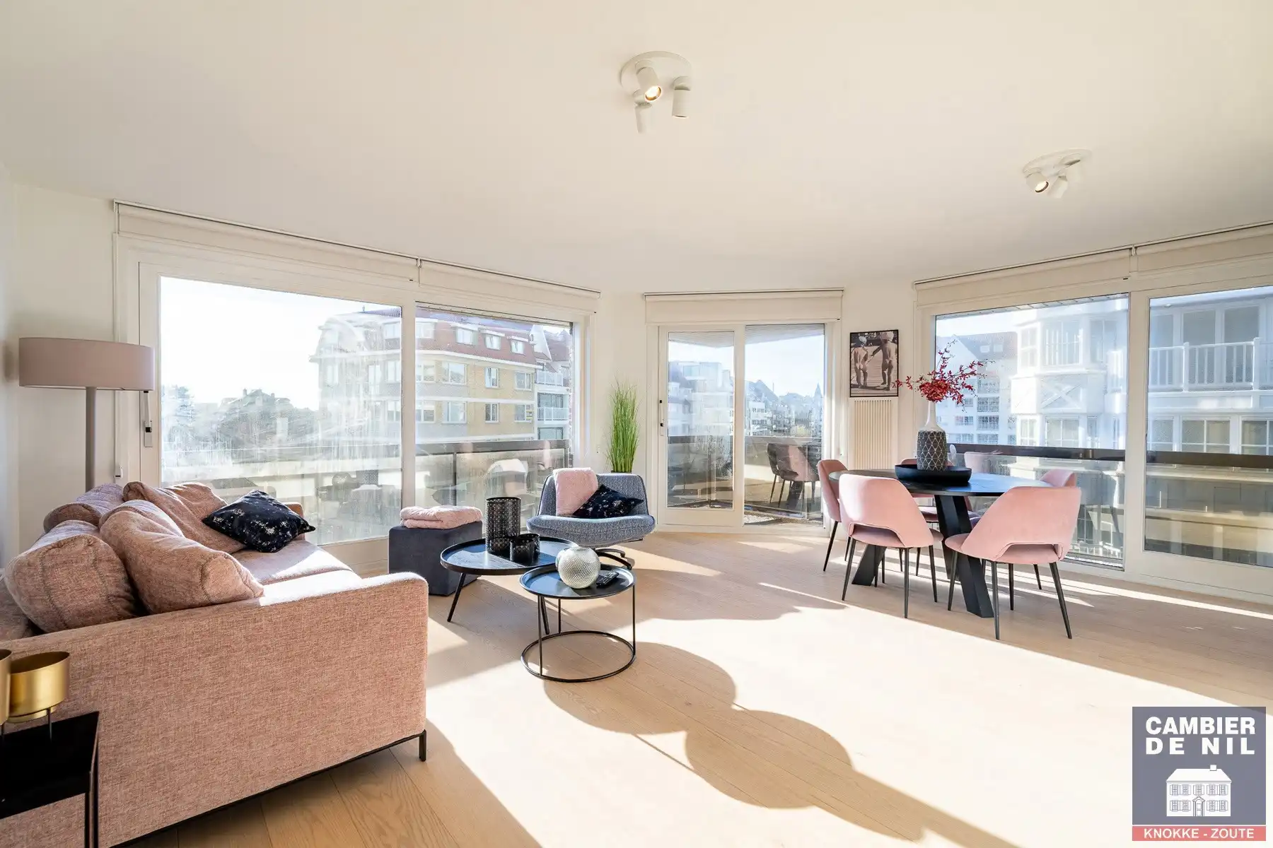 Gerenoveerd en gemeubeld appartement op toplocatie - Open zicht foto 2