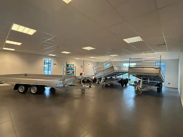 BEDRIJFSPAND MET SHOWROOM EN KANTOREN foto 15
