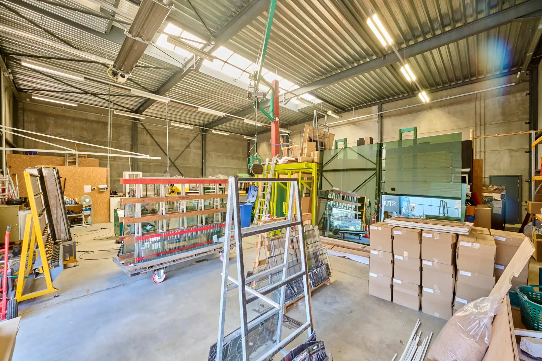 BEDRIJFSGEBOUW MET APPARTEMENT EN BUITENTERREIN foto 9