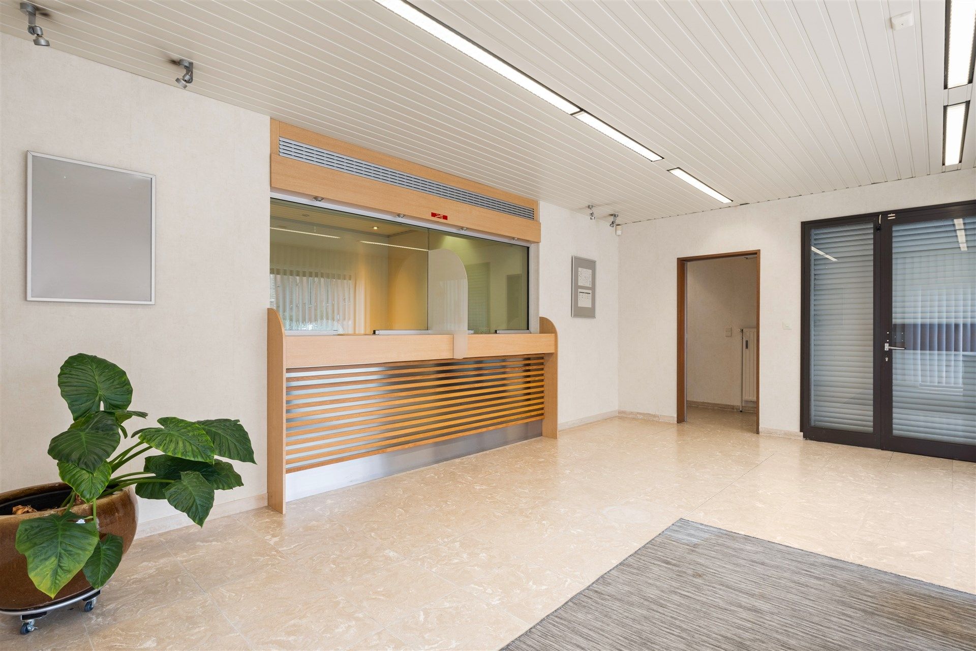 Handelspand met woonst, in centrum overmere met ruime parking en garage.  foto 4