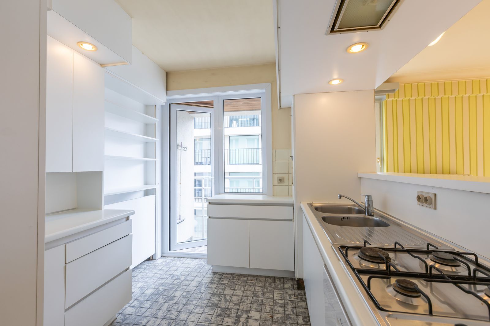Ruim en lichtrijk appartement met 3 slaapkamers pal aan strand foto 7