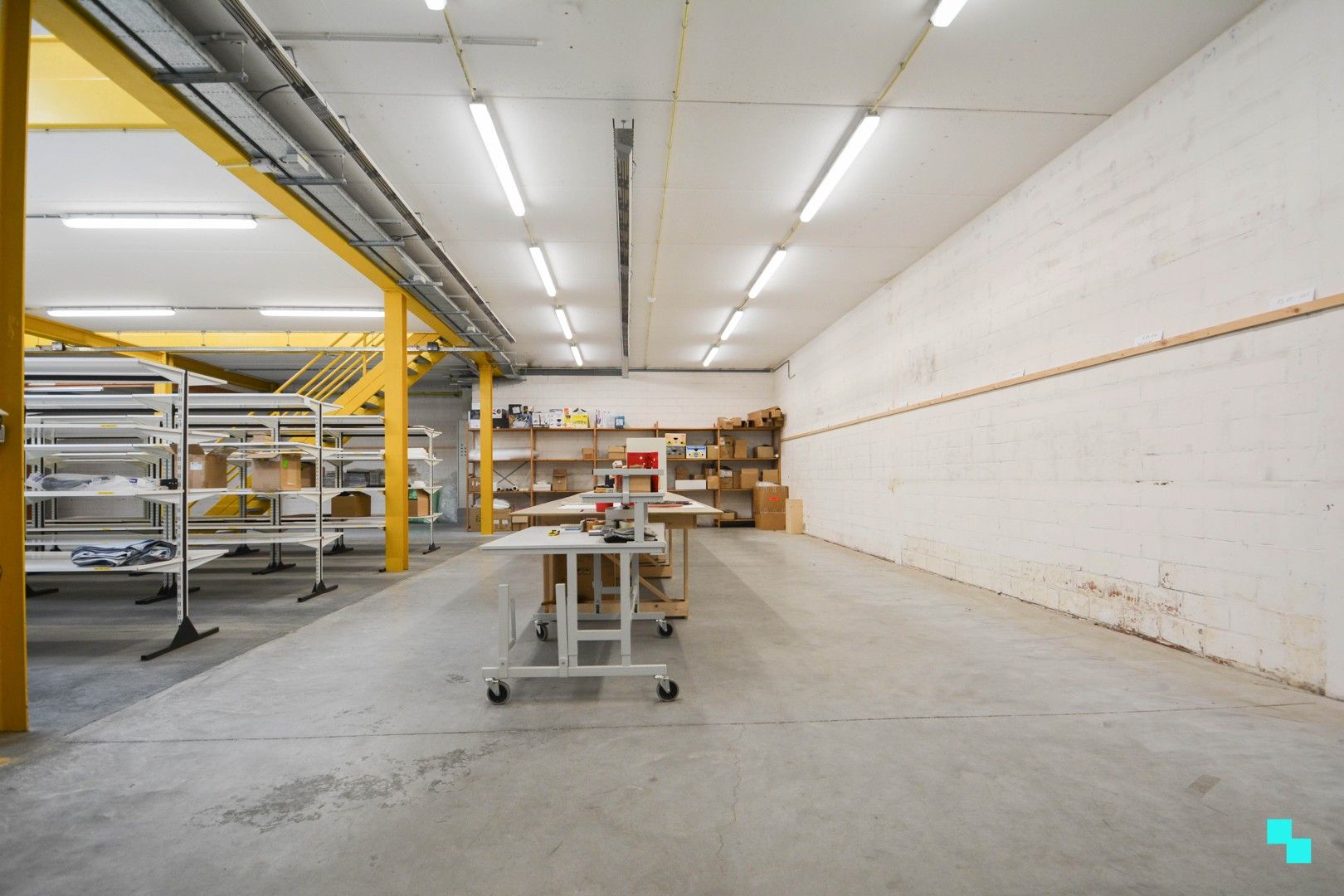 Commercieel gebouw met magazijn in het centrum van Izegem foto 17