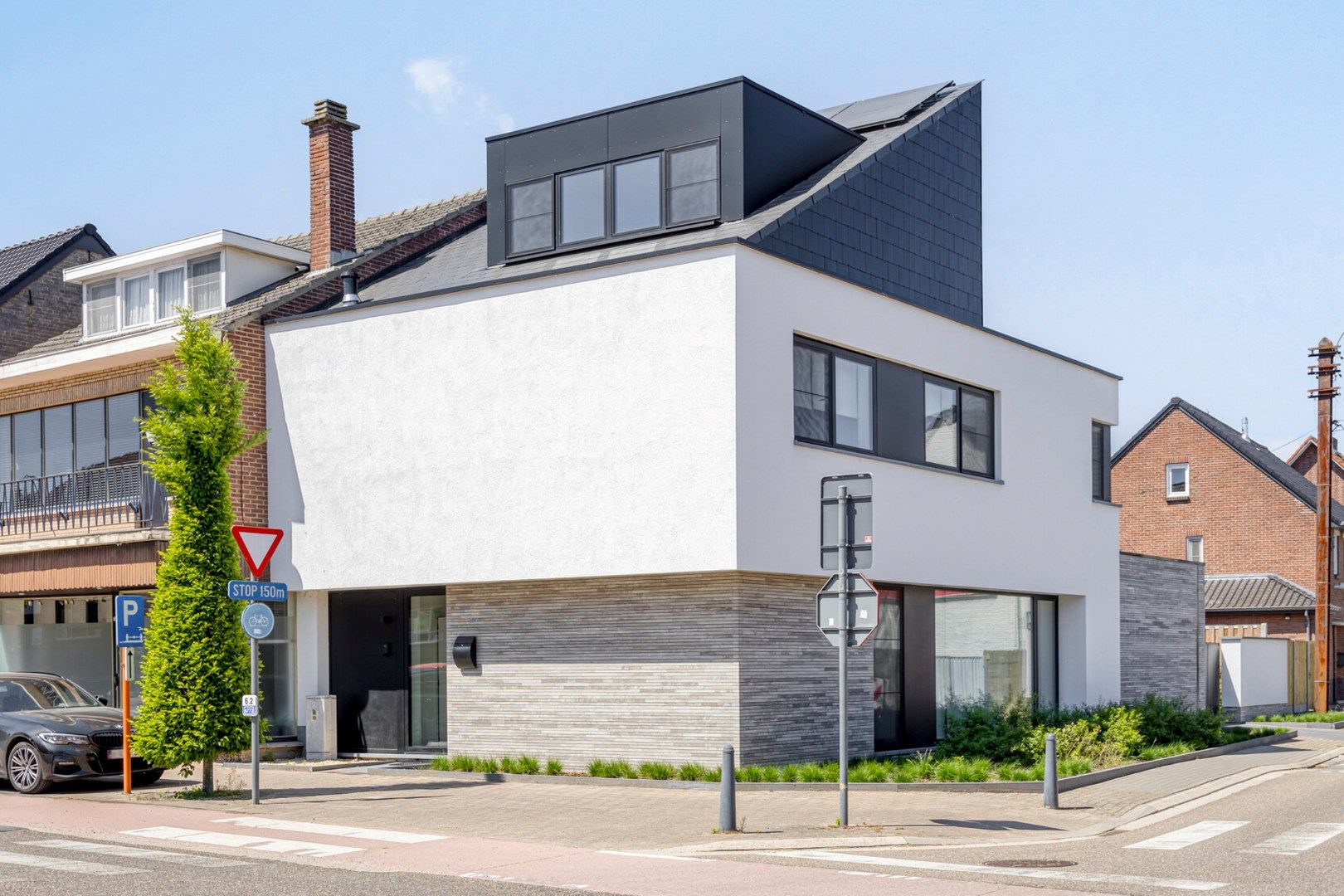 Energiezuinige patiowoning met 3 slpks, buro, hobbykamer en dubbele carport. foto {{pictureIndex}}