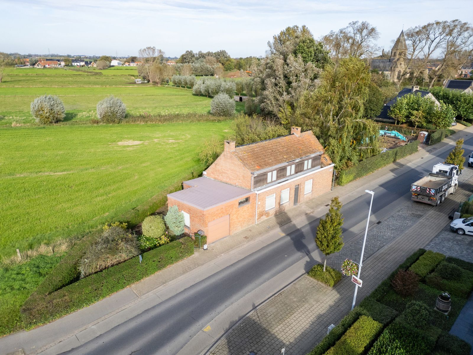 Hoofdfoto van de publicatie: Te renoveren woning met uniek verzicht op 639m²