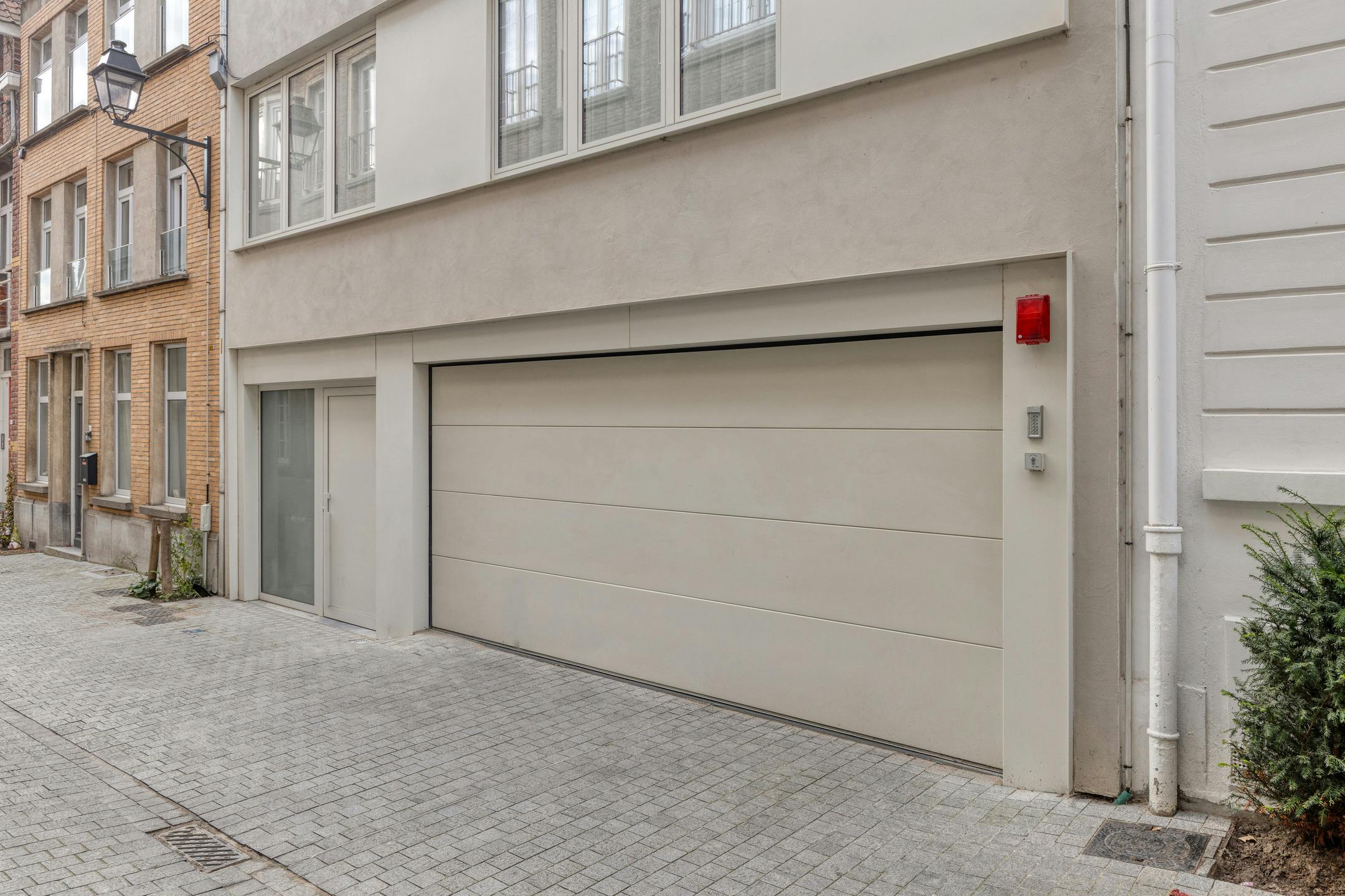 Te renoveren appartement te koop in hartje Kortrijk! foto 9