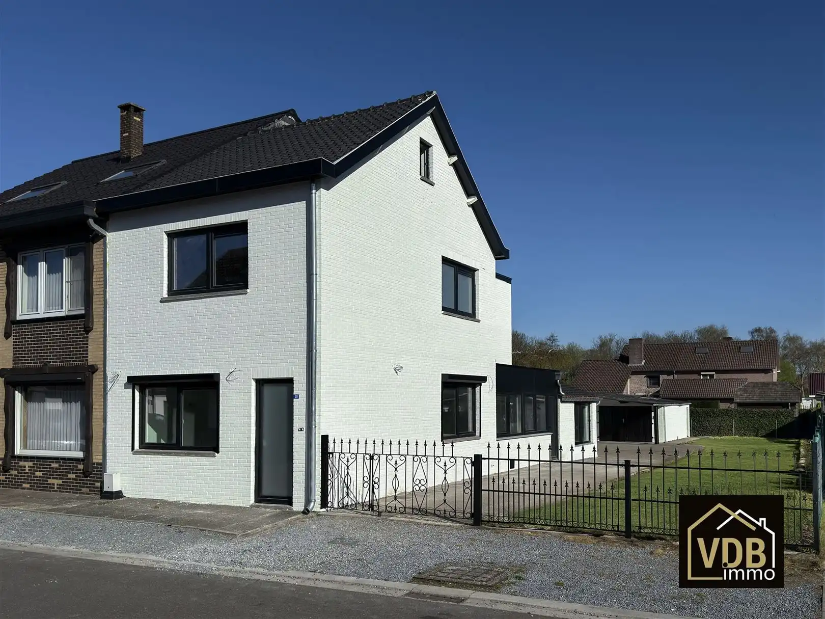 HALF OPEN BEBOUWING MET 4 SLAAPKAMERS EN GROTE GARAGE foto {{pictureIndex}}