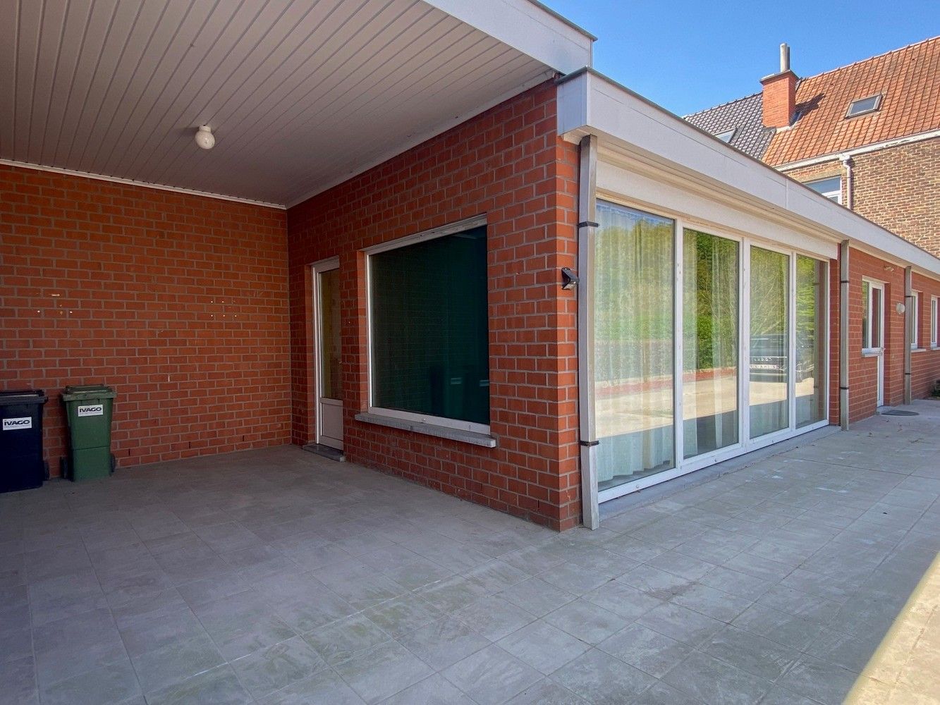 Ruime halfopen gezinswoning met grote garage/atelier (+/- 60m²) op een strategische ligging. foto 5