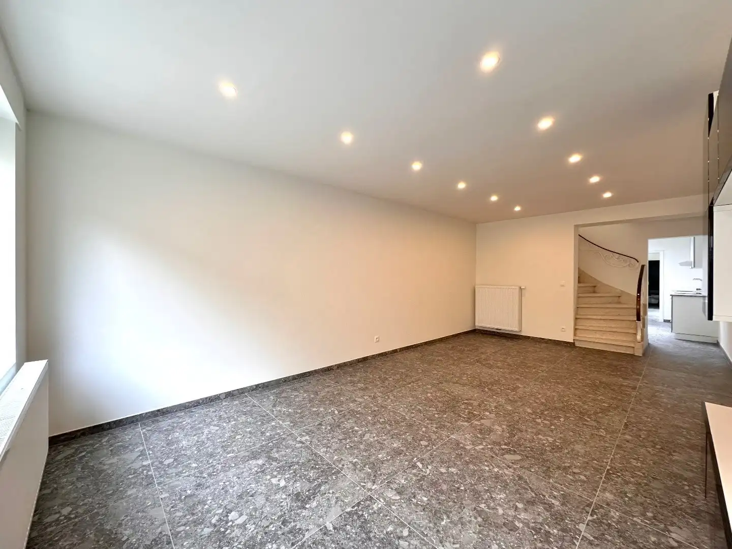 Volledig gerenoveerde woning met garage, tuin en 8 zonnepanelen in hartje Tongeren! foto 2