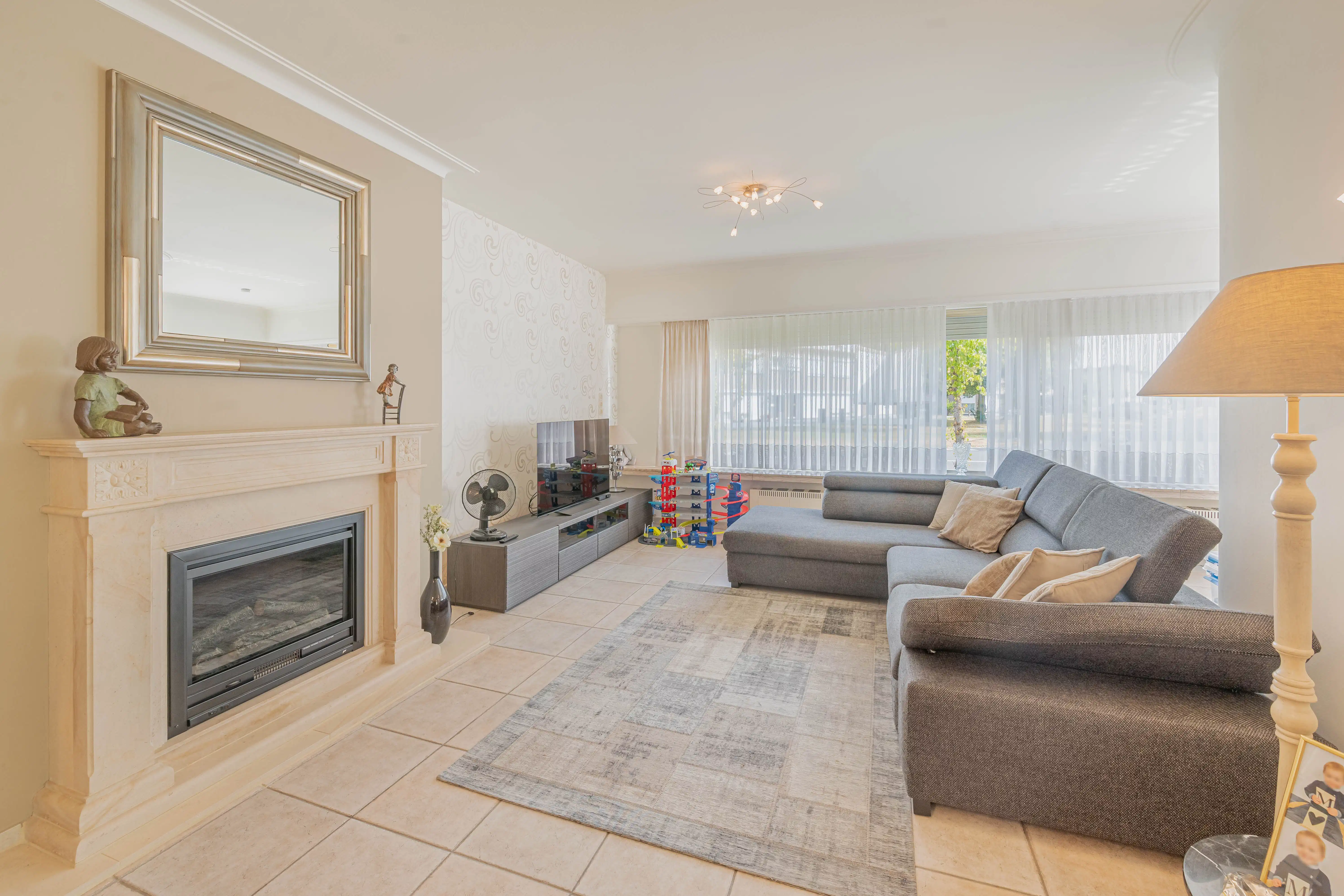 Kwalitatieve woning met 3 autostaanplaatsen in de garage! foto 3