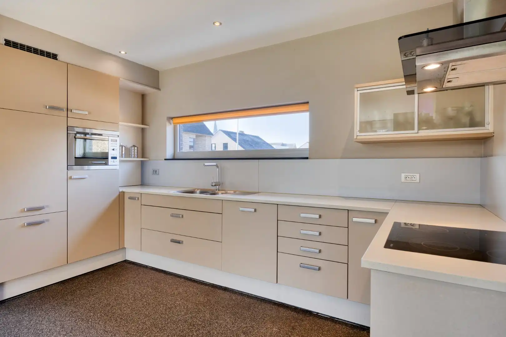 Moderne, ruim ingedeelde woning op een mooi perceel van 13 are met zwembad. foto 11