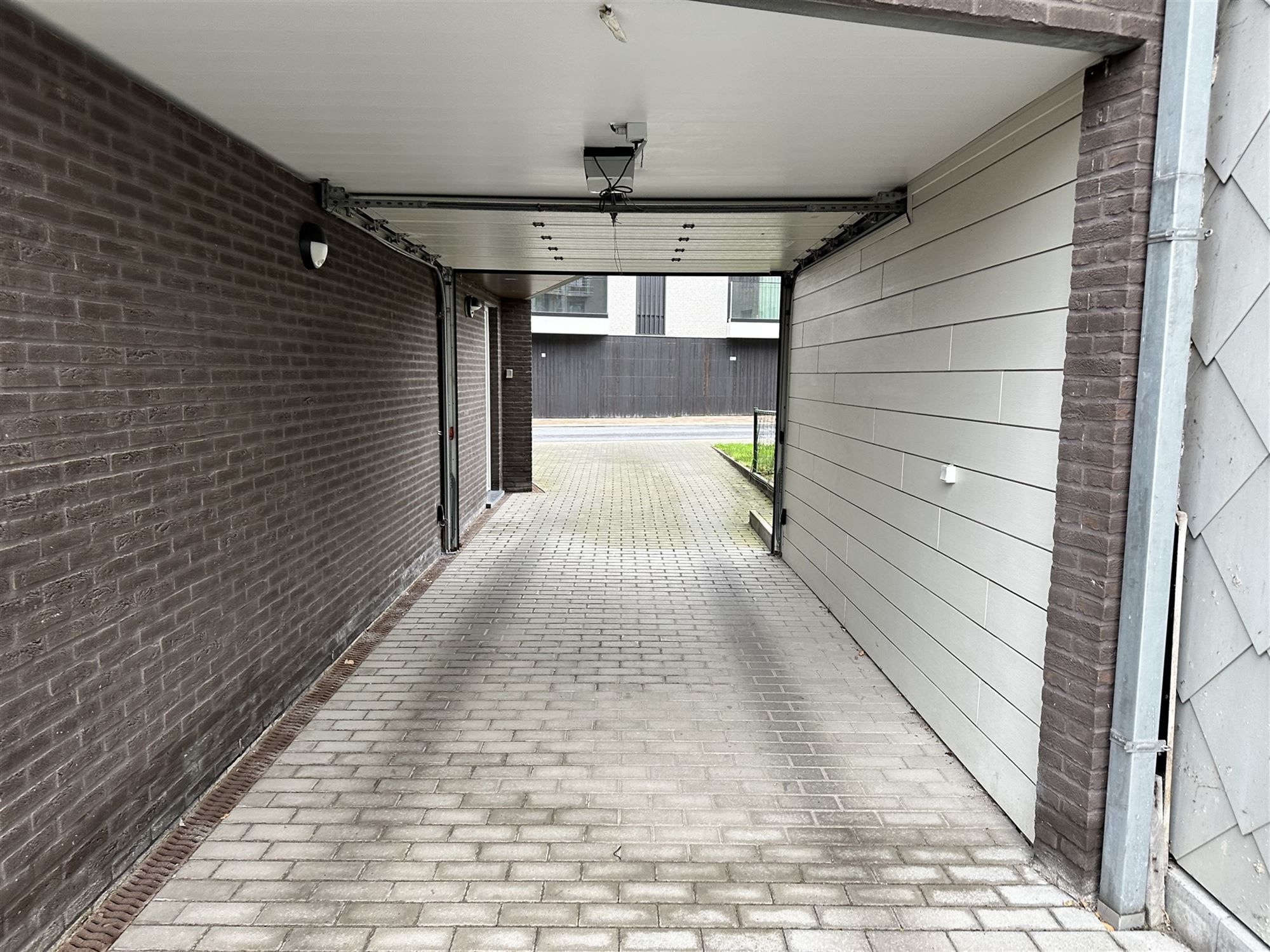 autostaanplaats op afgesloten plaats foto 4