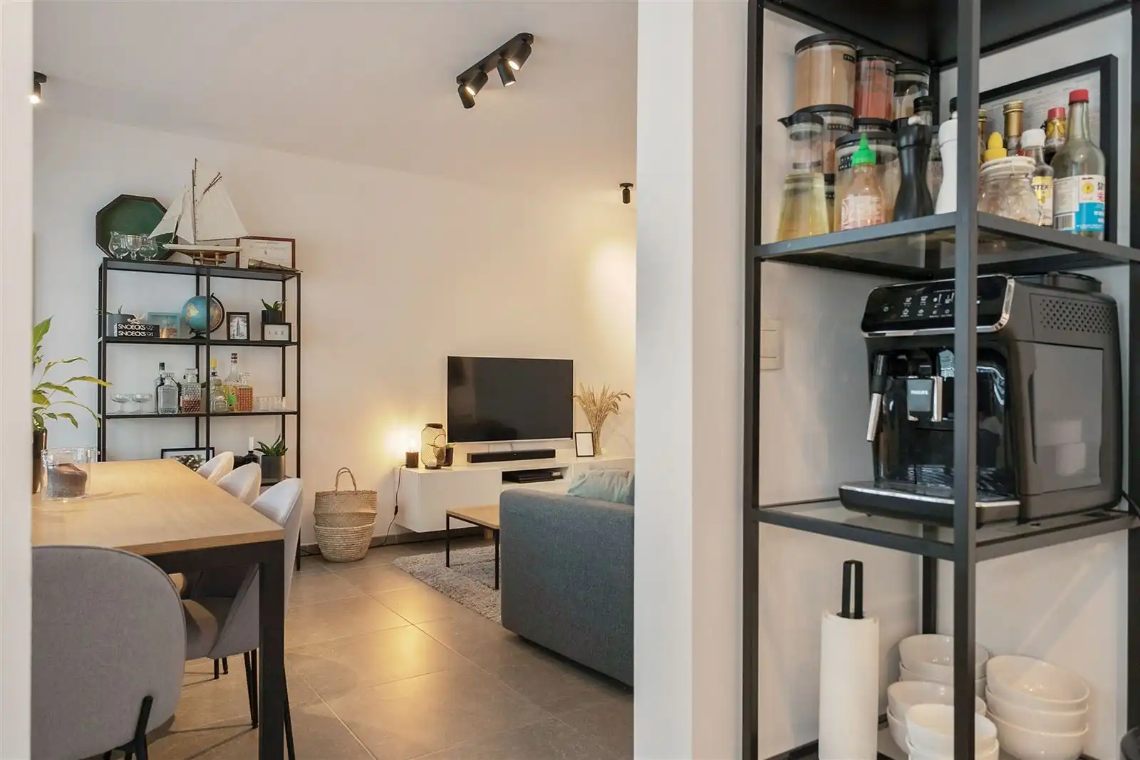 FURNISHED 1 BEDROOM CITY APARMTENT! foto 8