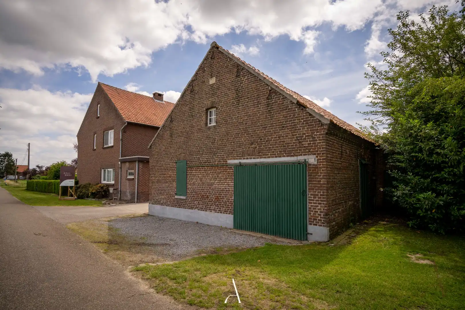 Karaktervolle hoeve-eigendom met drie afzonderlijke gebouwen op ca. 2.323 m² in landelijke omgeving van Kinrooi foto 2