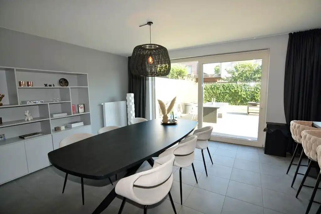 Gelijkvloers appartement met 2 slpk, ruim terras, tuin en 2 autostandplaatsen. foto 7