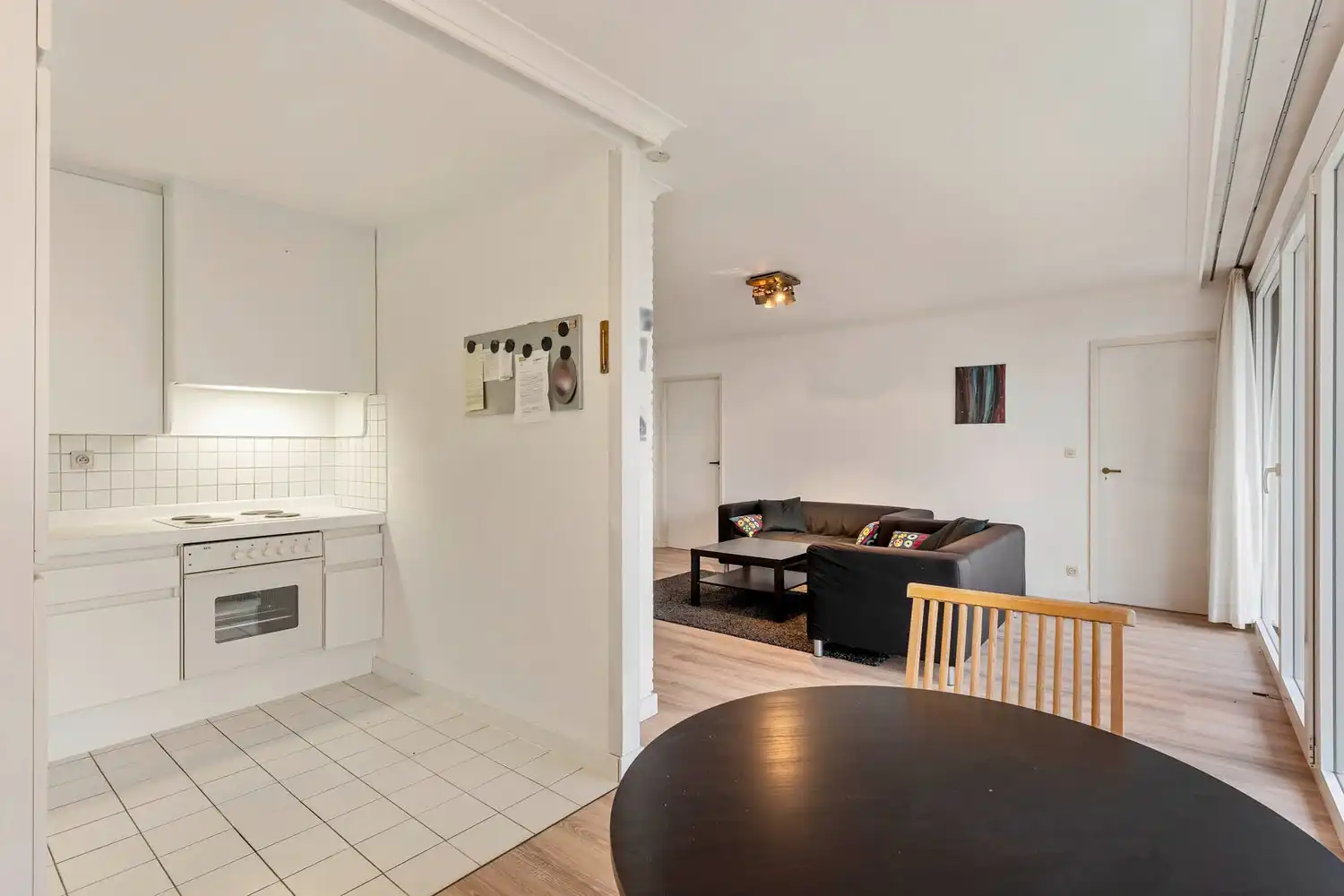 Lichtrijk appartement met 2 slaapkamers, terras en twee autostaanplaatsen, nabij het centrum van Sint-Truiden. foto 6