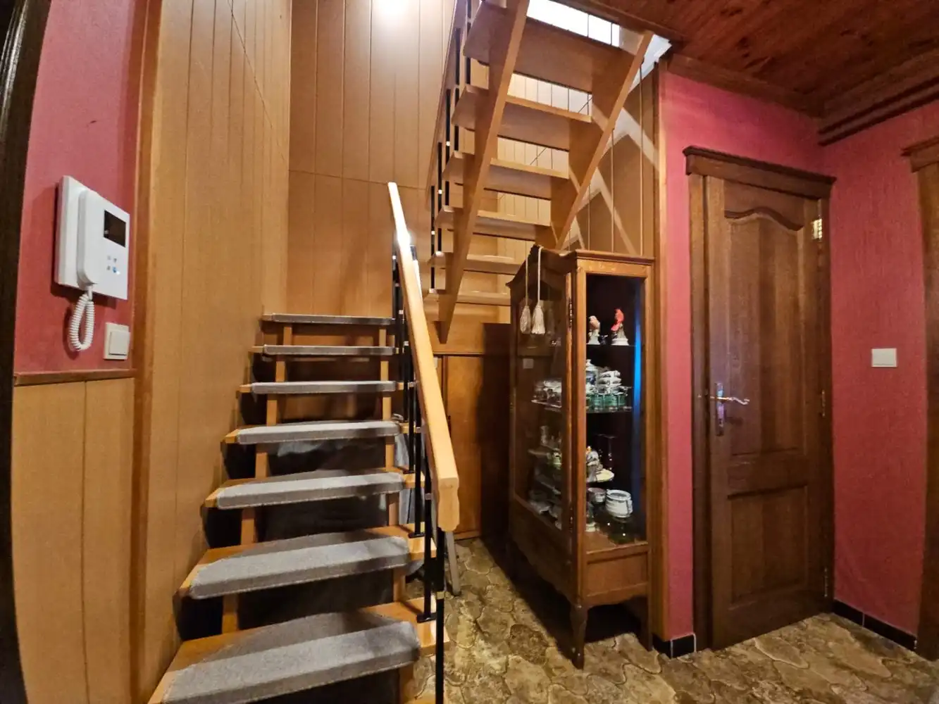 Halfopen bebouwing met garage in rustige omgeving foto 12