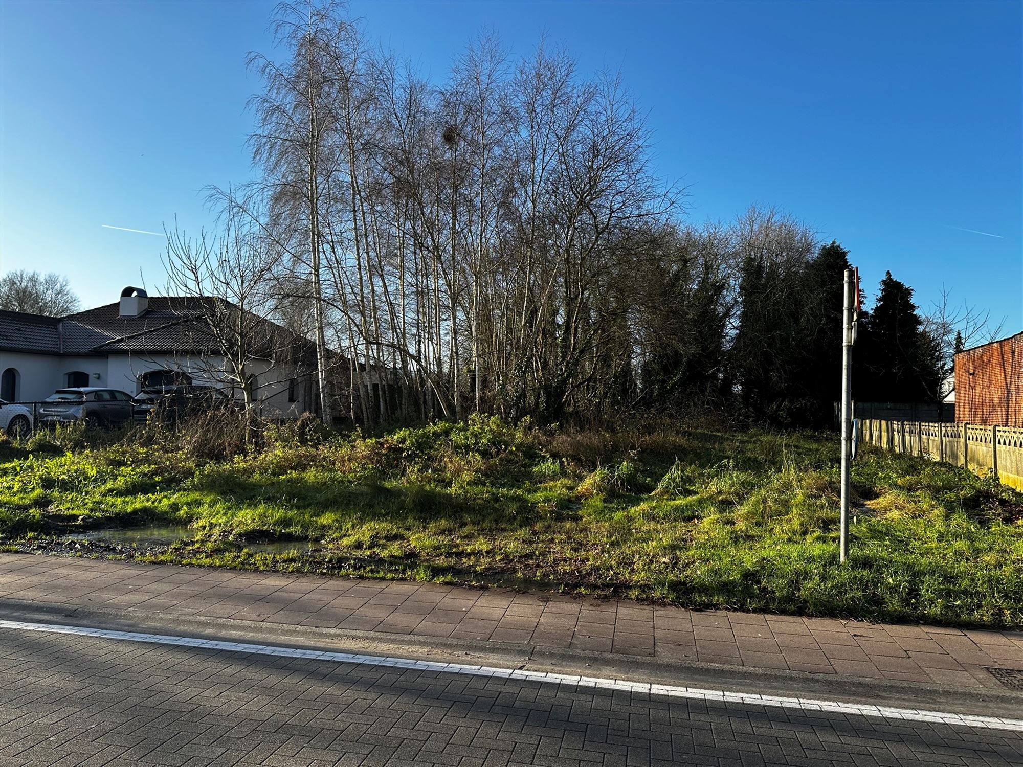 CENTRAAL GELEGEN BOUWGROND VOOR OPEN BEBOUWING MET MOGELIJKHEID TOT VERKAVELING 2 LOTEN IN HALF OPEN VERBAND foto {{pictureIndex}}